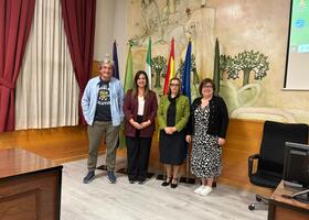 Fotografía de los Ponentes con la Vicerrectora y la Decana